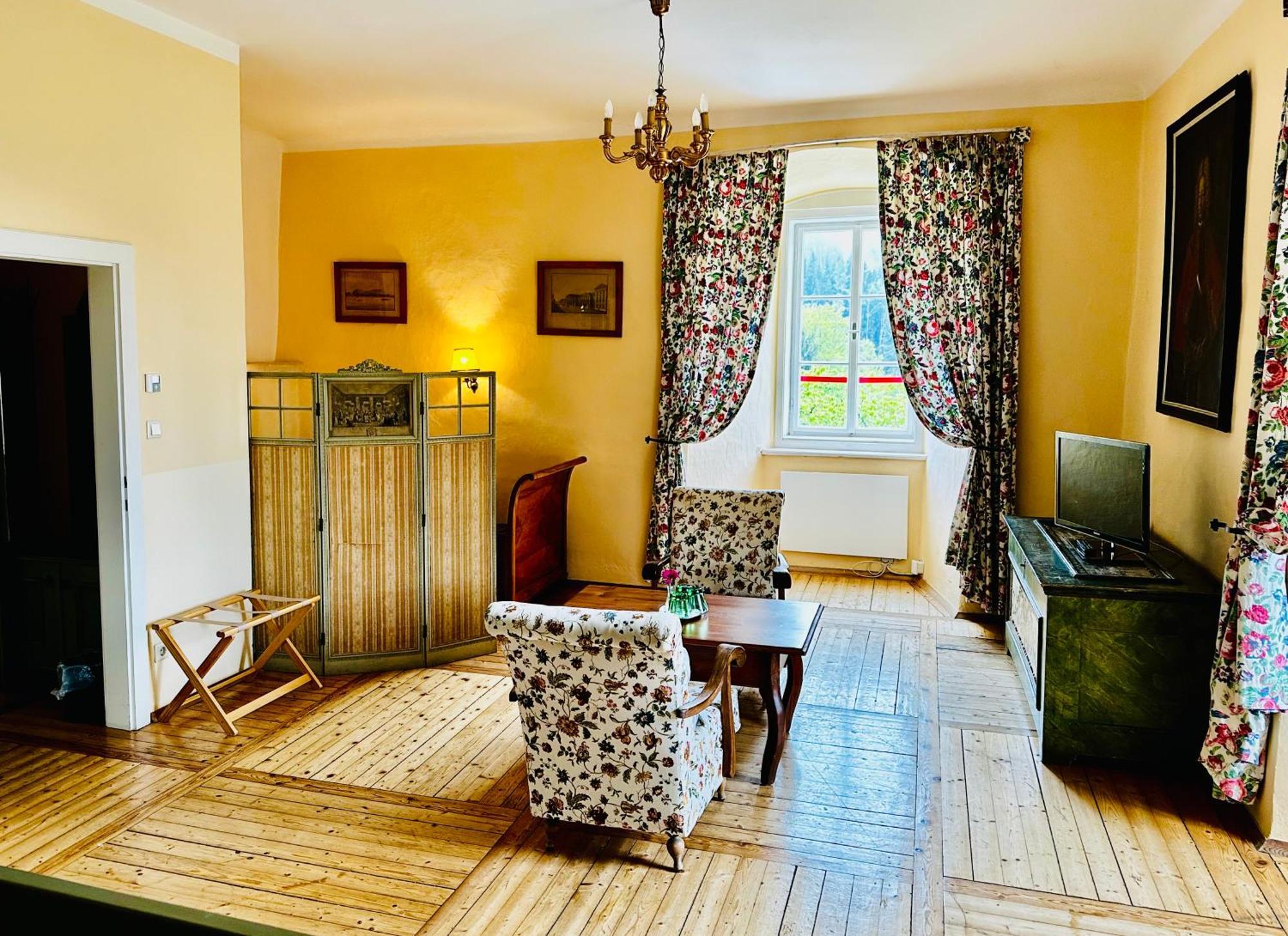 Schloss Moosburg Gaestehaus Buitenkant foto